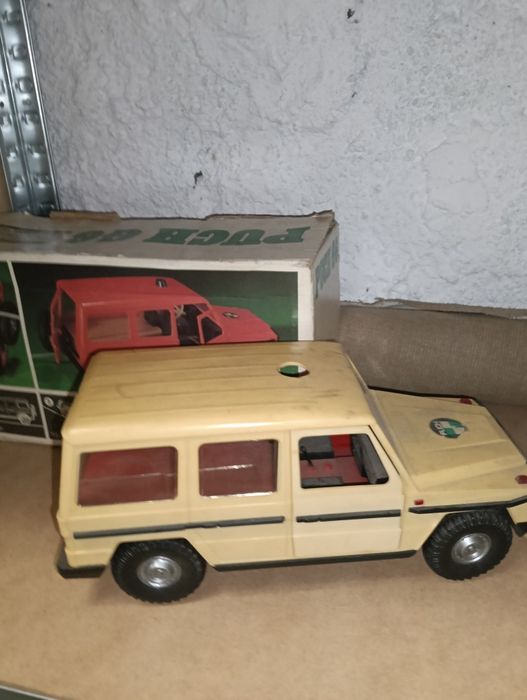 Zabawka Autko na kabel PRL Mercedes Punch G6