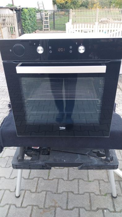 Piekarnik parowy z funkcją grilla,do zabudowy-Beko BIS14300BCS