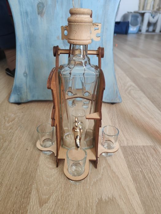 Karafka z kieliszkami na stojaku