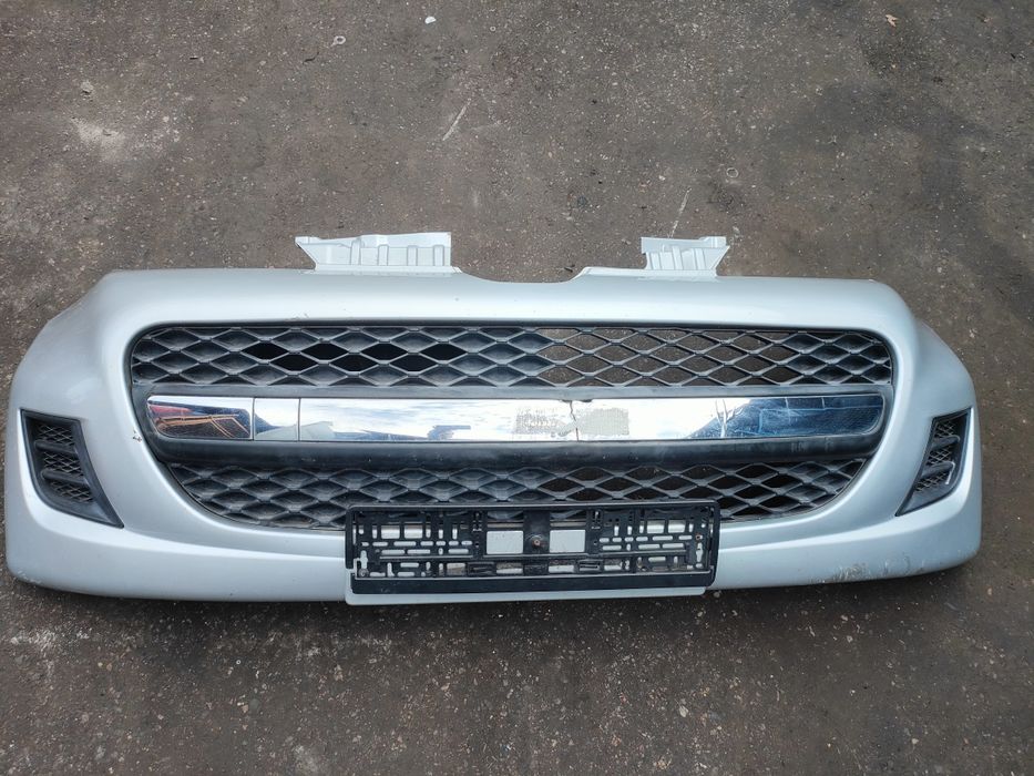 Peugeot 107 zderzak przedni srebrny