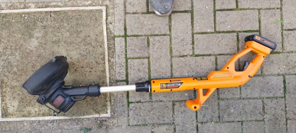 Maquina cortar relva Black Decker ST1823H4