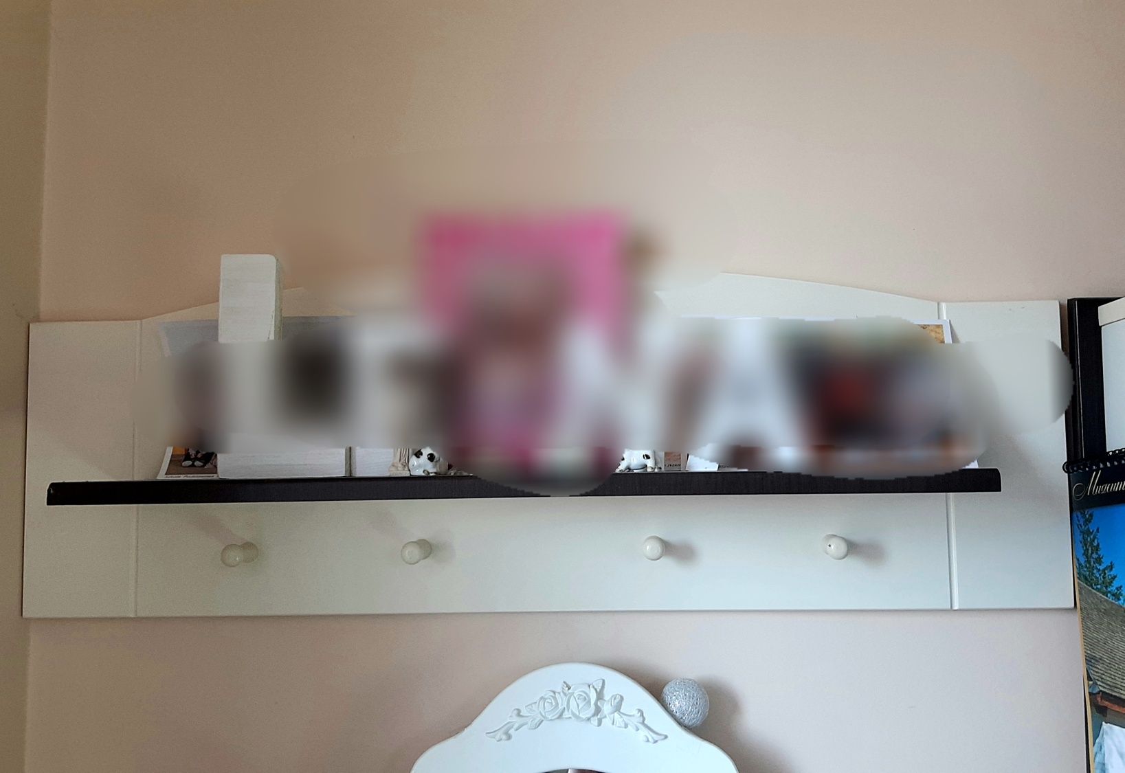 Zestaw mebli dla niemowlaka lub przedszkolaka.