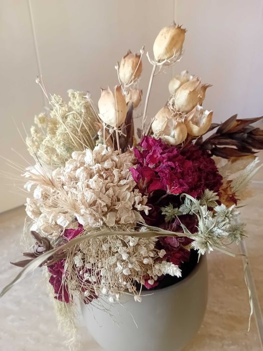 Ramos de flores secas em vaso decorativo