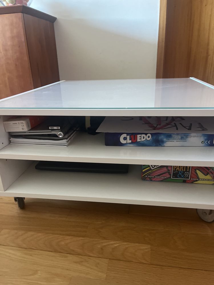 Mesa branca com rodas