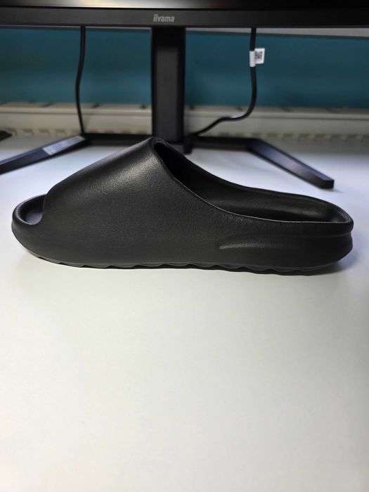 Nowe klapki Yeezy Slides style – czarne, rozmiar 44–45 (27–27,5 cm)