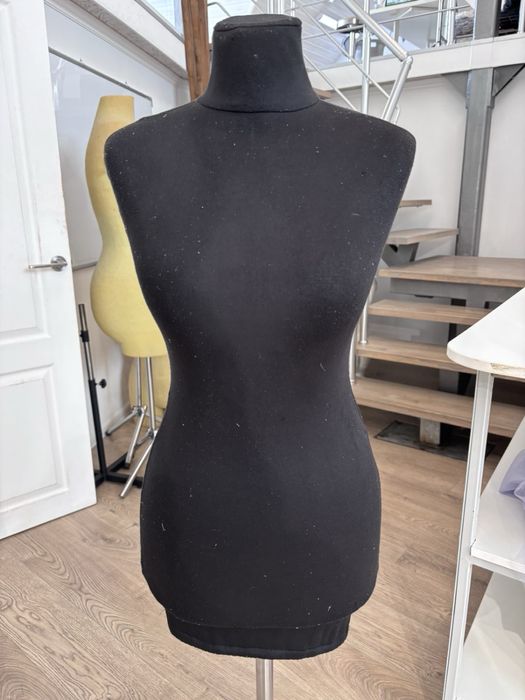 Манекен жіночий пластиковий ,обтягнутий чорною тканиною