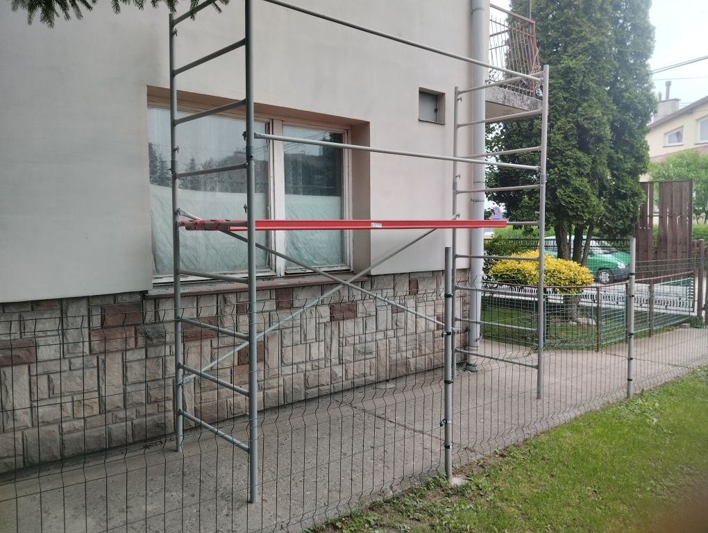 Rusztowanie elewacyjne dwu segmentowe z drabinkami