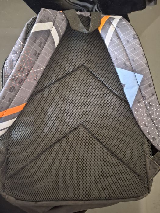 Mochila Note nova com costas almofadadas . 3 bolsas mais interiores