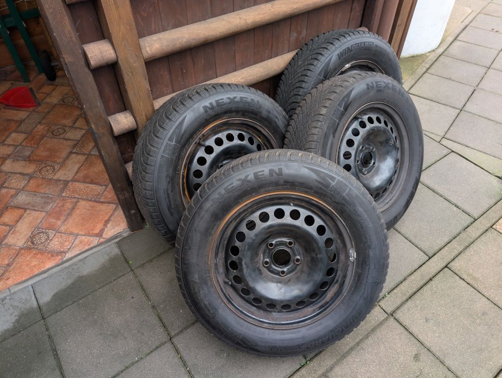 Felgi stalowe wraz z oponami zimowymi 215x65 r16  rocznik 2022