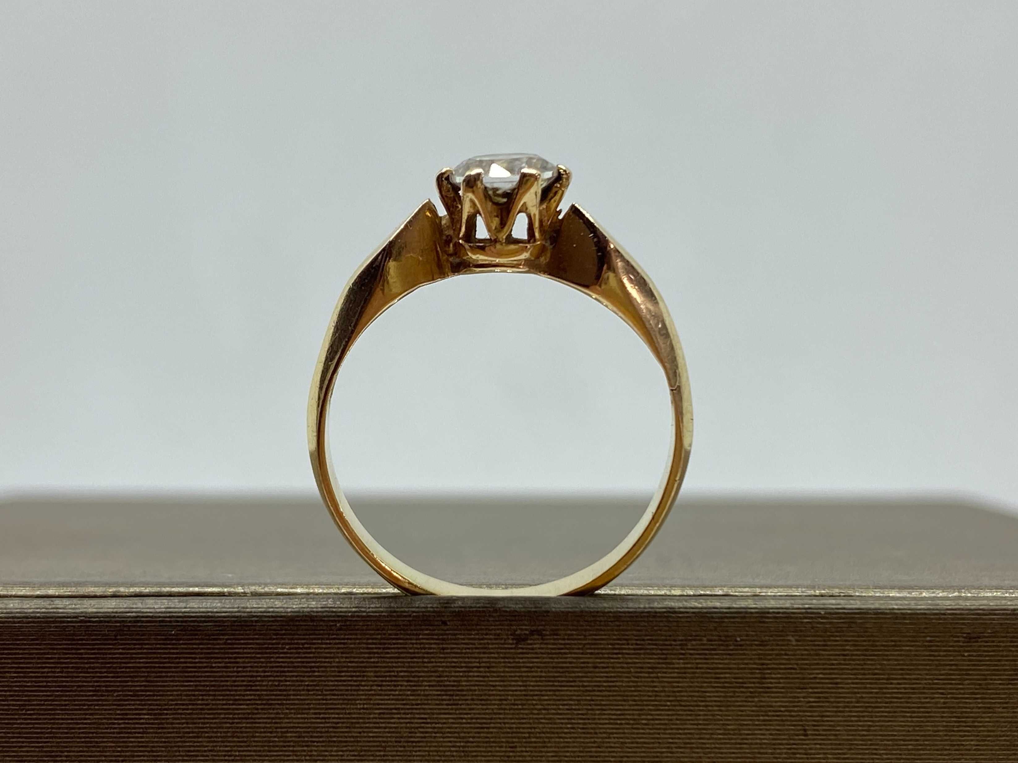 Śliczny złoty pierścionek zaręczynowy  585  R-10,5