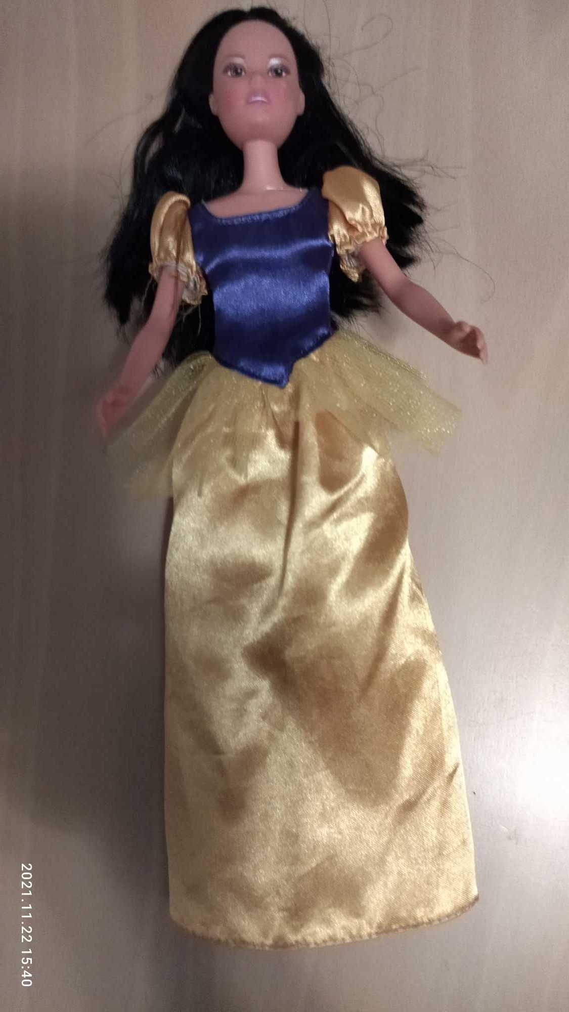 Lalka Barbie w fioletowo-żółtej sukni.