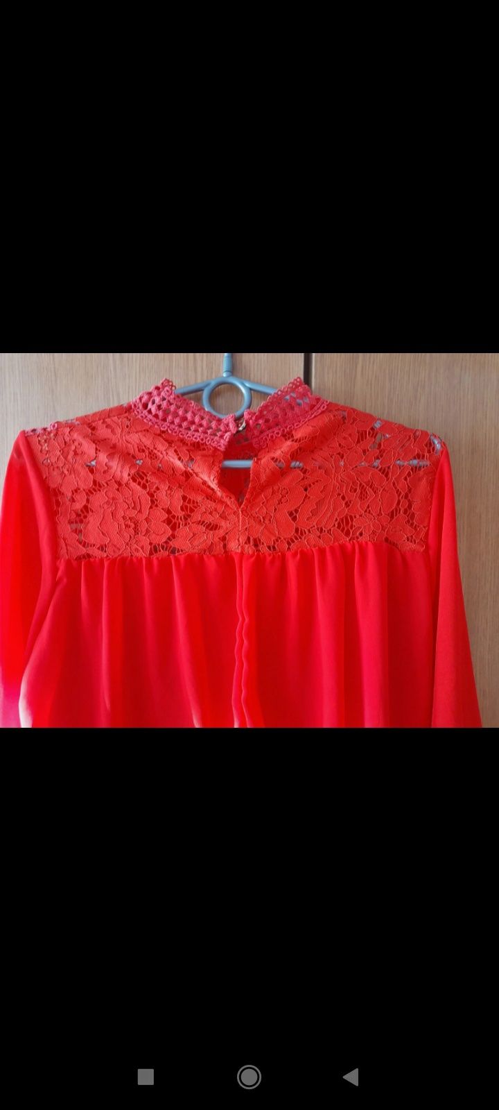 Elegancka czerwona bluzka z ozdobnym dekoltem S/M