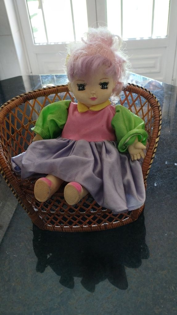 Cadeirão em vime com boneca