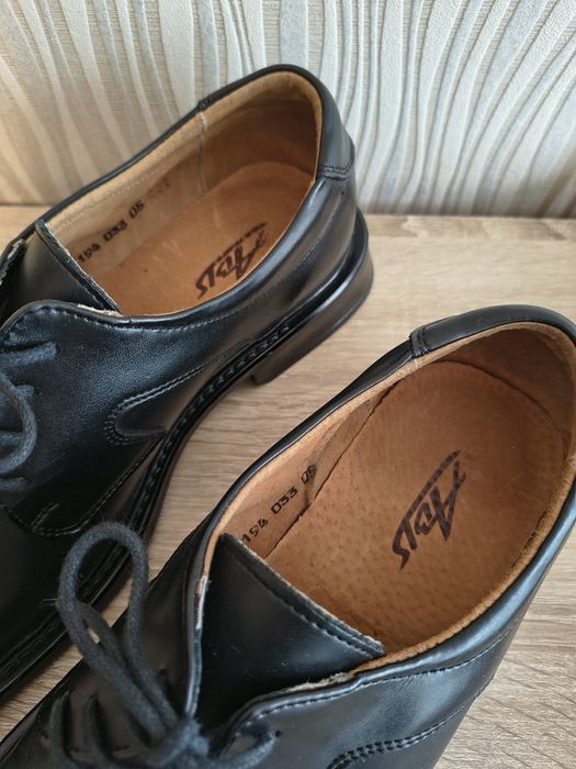 Czarne skórzane pantofle 41