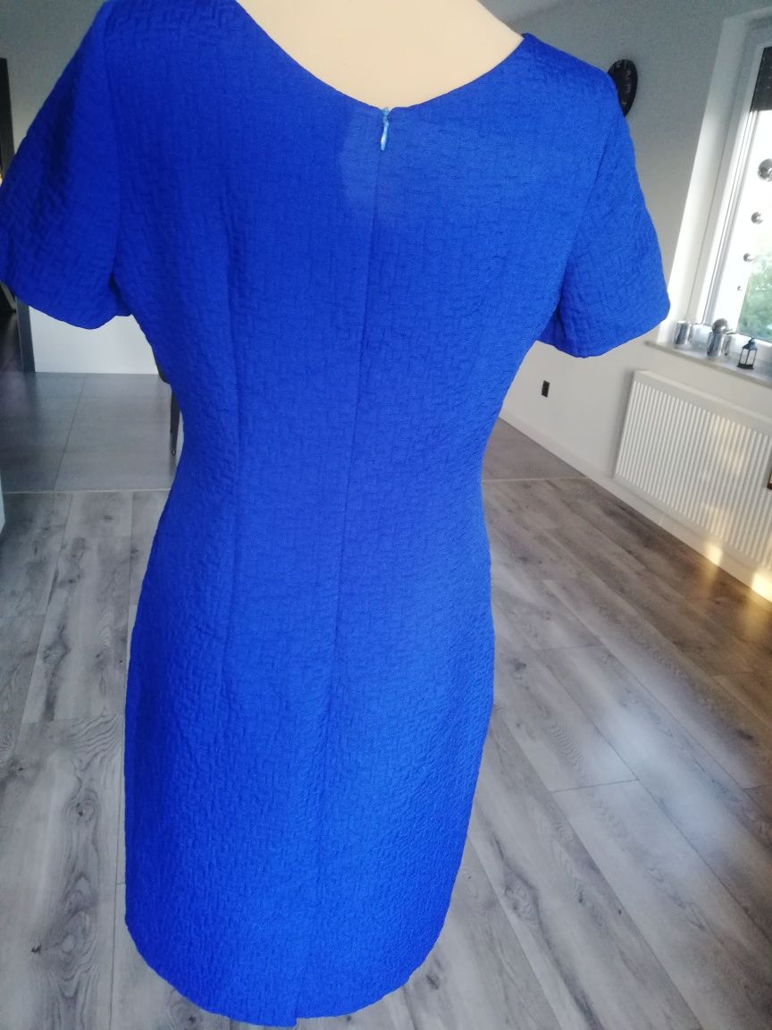 R. 40 kobaltowa chabrowa sukienka z tłoczonymi wzorami