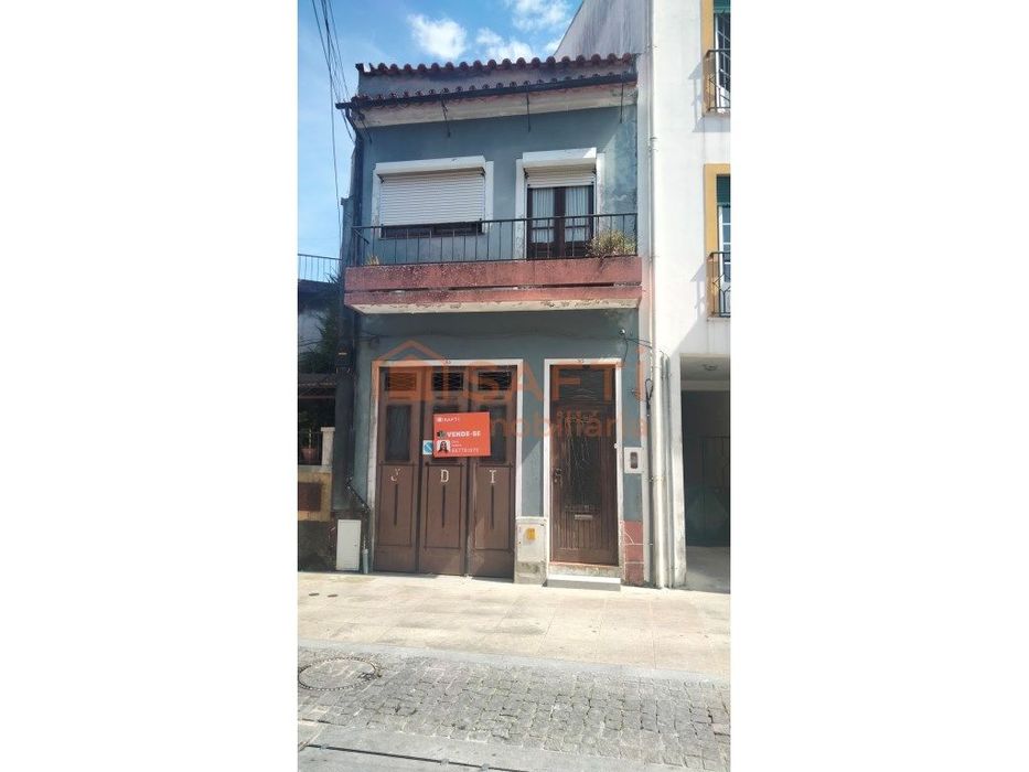 Moradia com 2 quartos, inserida num lote de terreno com 300m2 e uma...