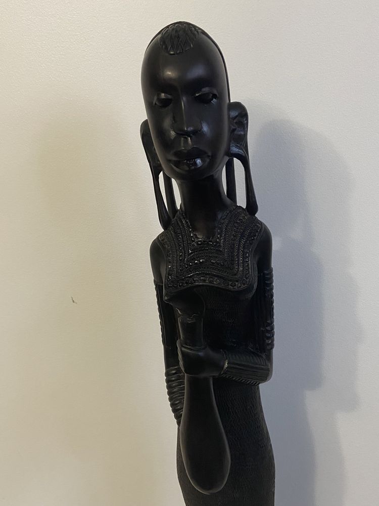 Estatuetas africanas em pau preto com um metro e dez altura