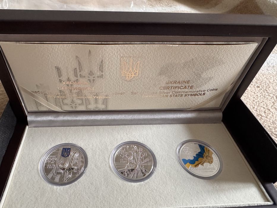 У наявності срібний набір`Державні символи України`у футлярі