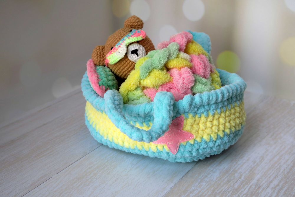 Набір В'язаний ведмедик у люльці з ковдрою і подушкою