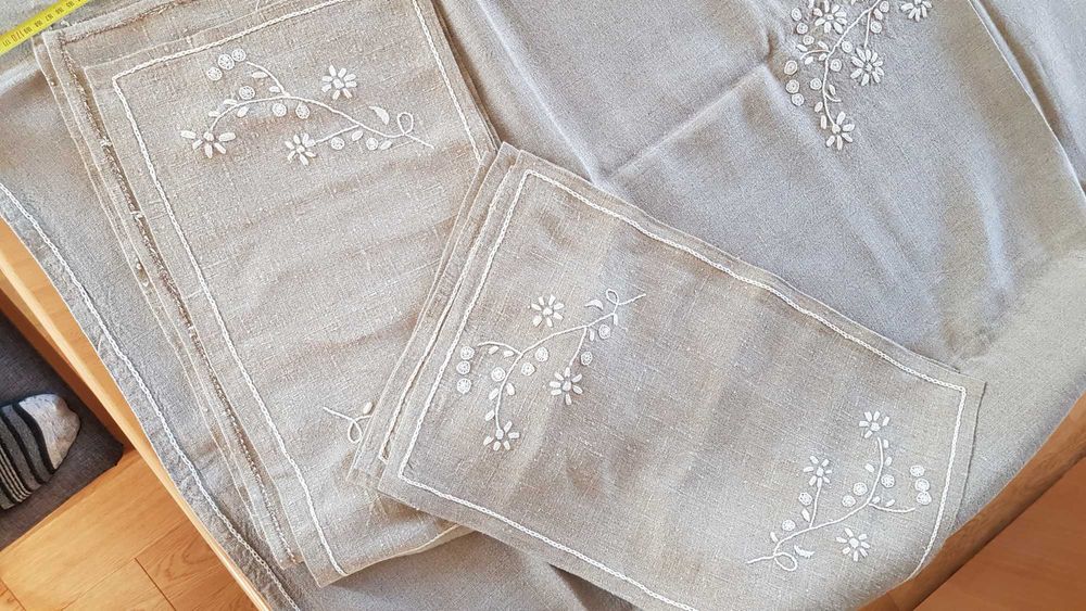 Lniany obrus i sześć serwetek ręcznie haftowany