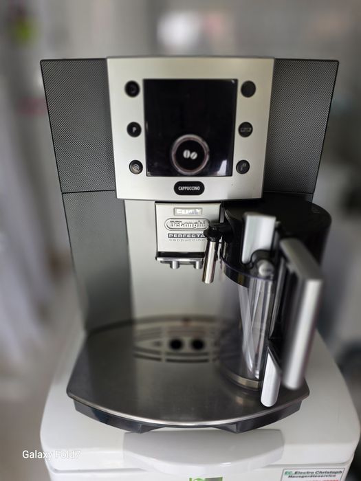 Кавомашина Delonghi Fust + молочник 23рік