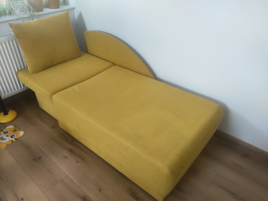Kanapa rozkładany fotel łóżko w żółtym kolorze