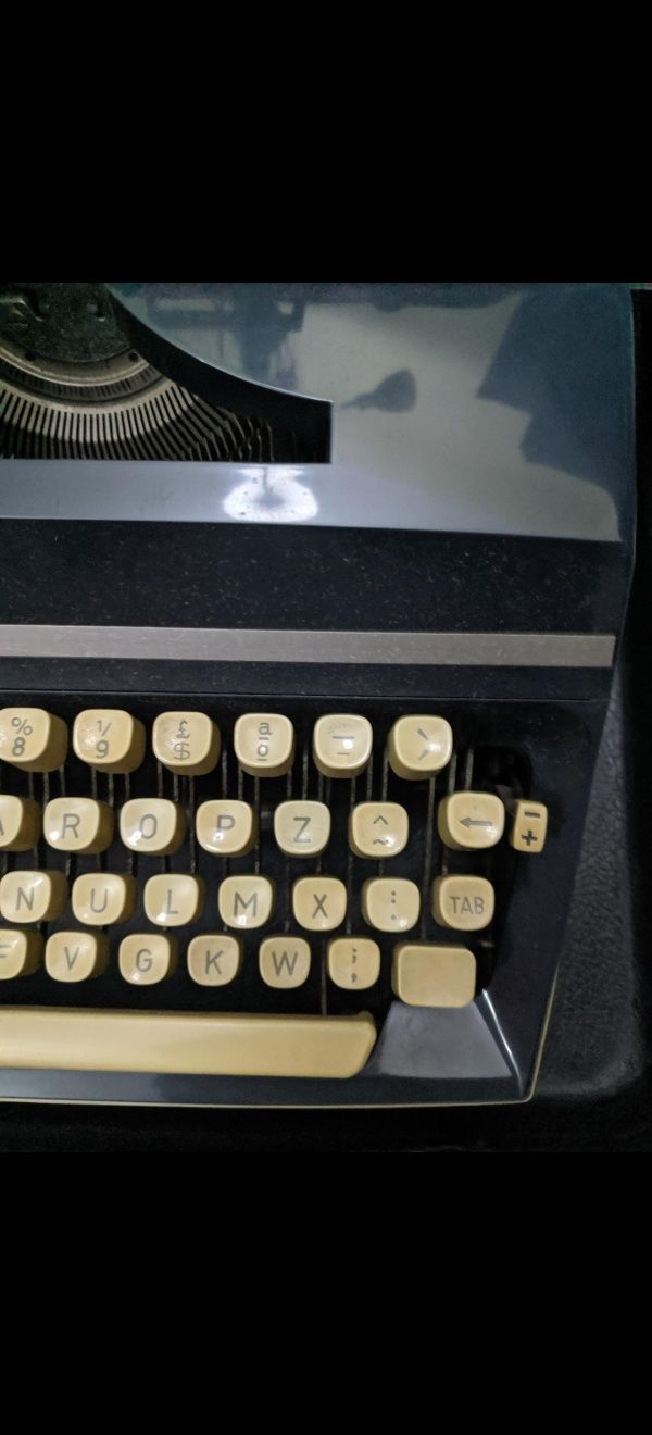 Máquina de escrever TRIUMPH vintage com mala própria de transporte.
