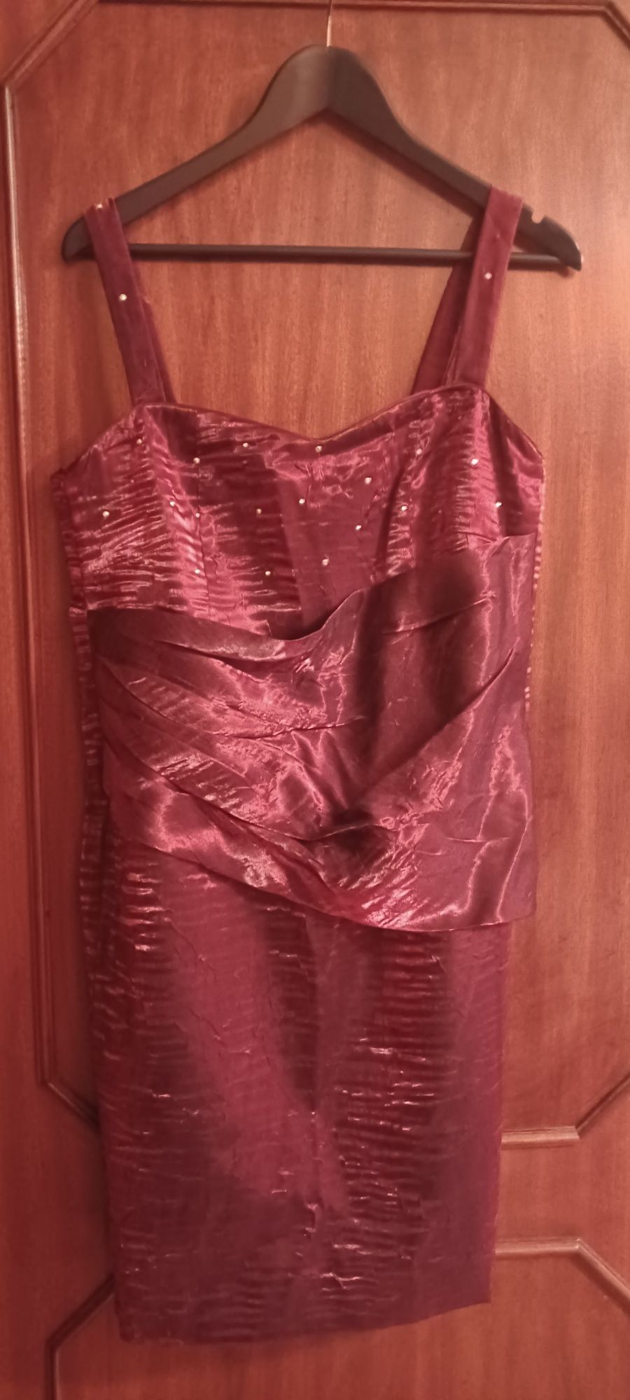 Vestido bordeux em organza e charpe