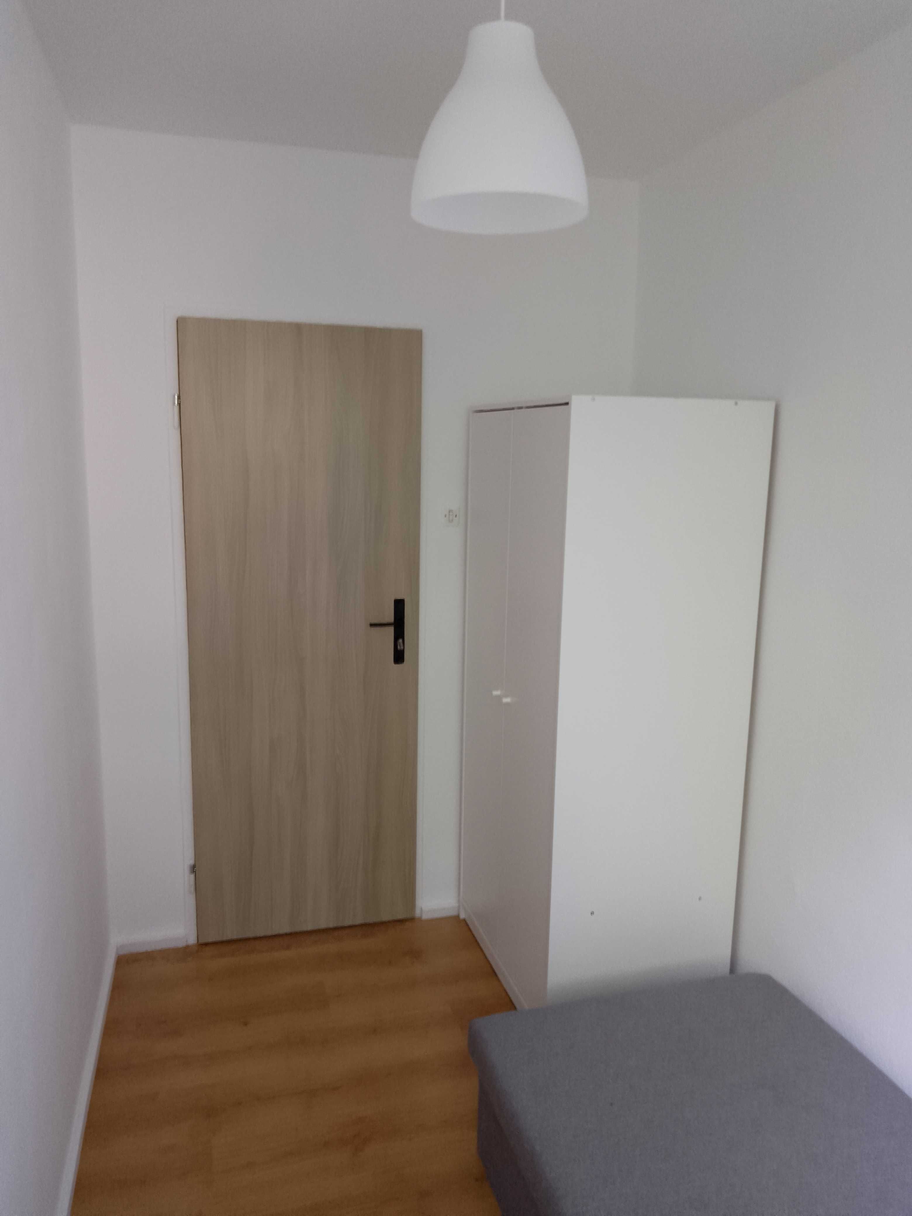 RESERVED Metro, tram, internet - small single room in 100% rent apart.