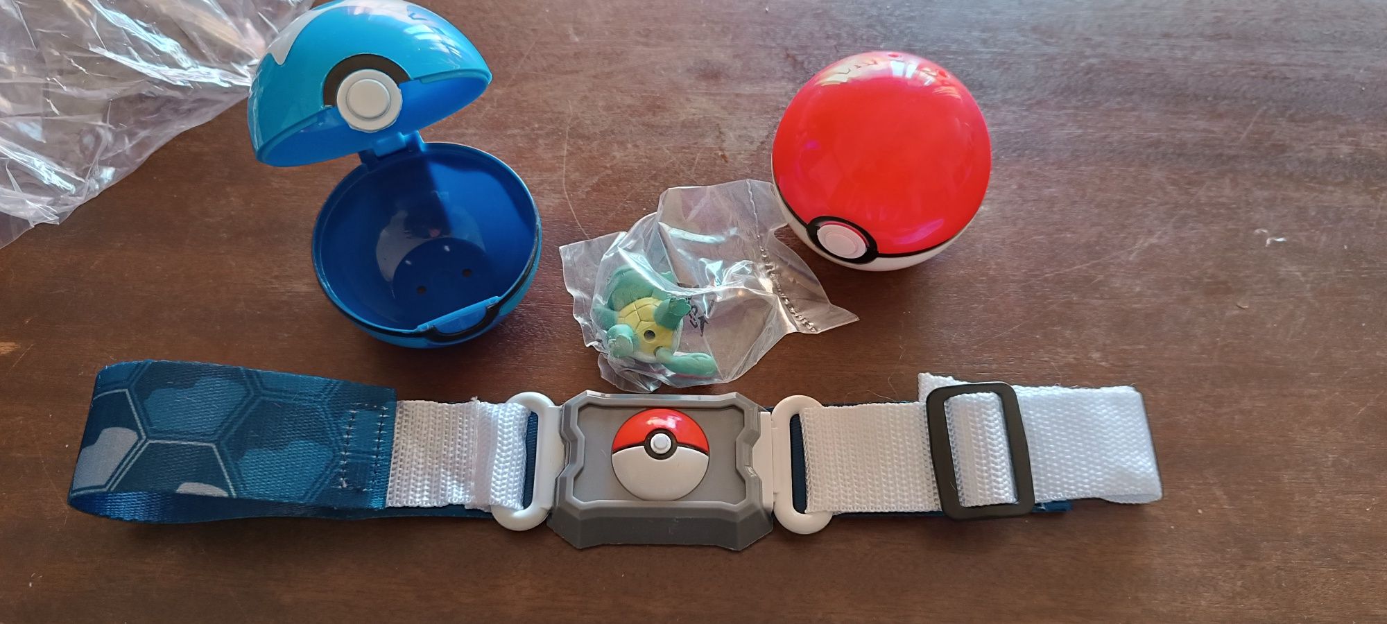 Cinto pokemon com duas bolas e figura.