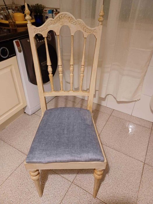 Conjunto de espelho, cadeira e mesinha de apoio. As 3 peças 200 €.