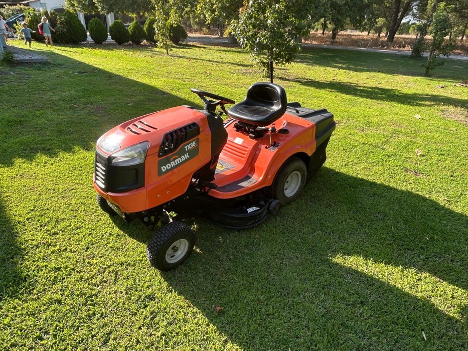 Trator cortar a relva