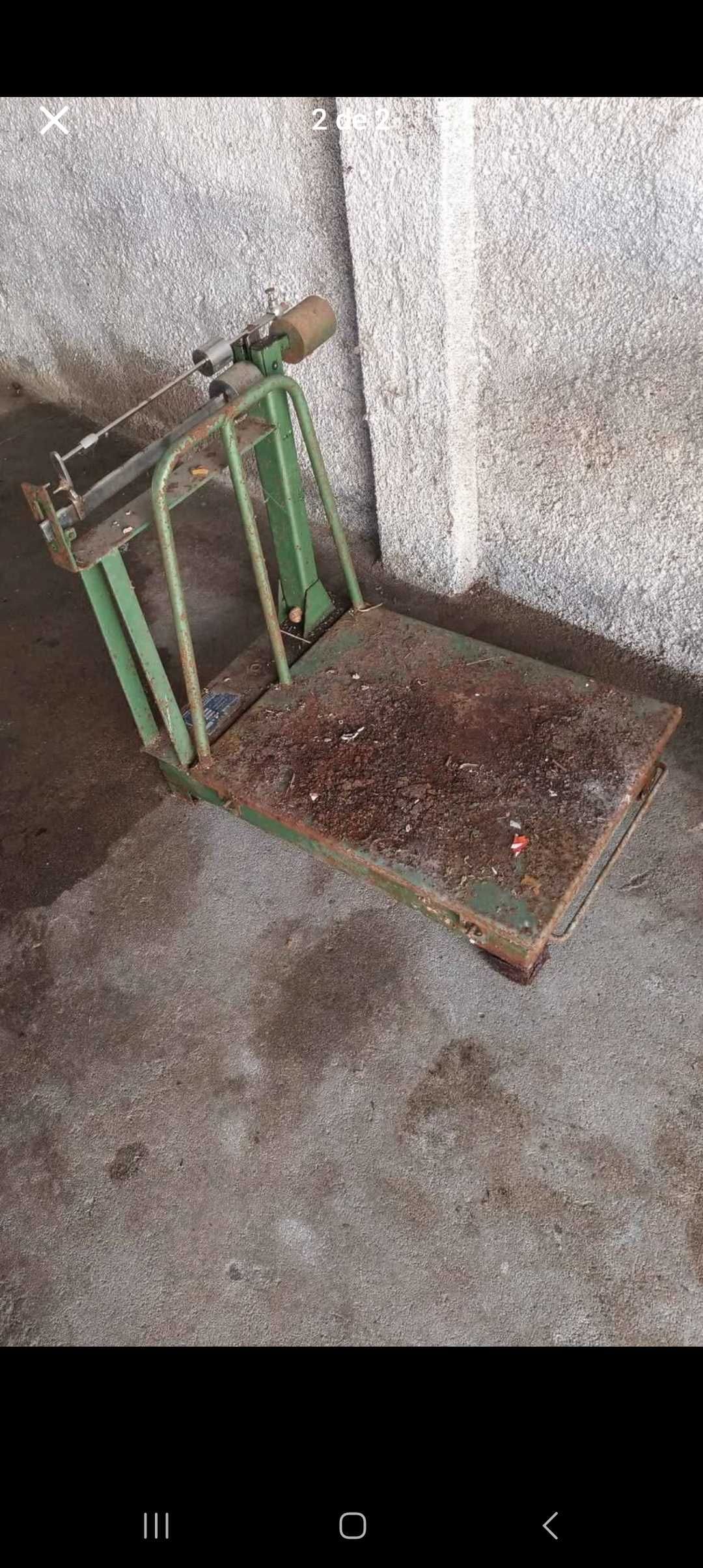 Balança antiga vende-se à melhor oferta