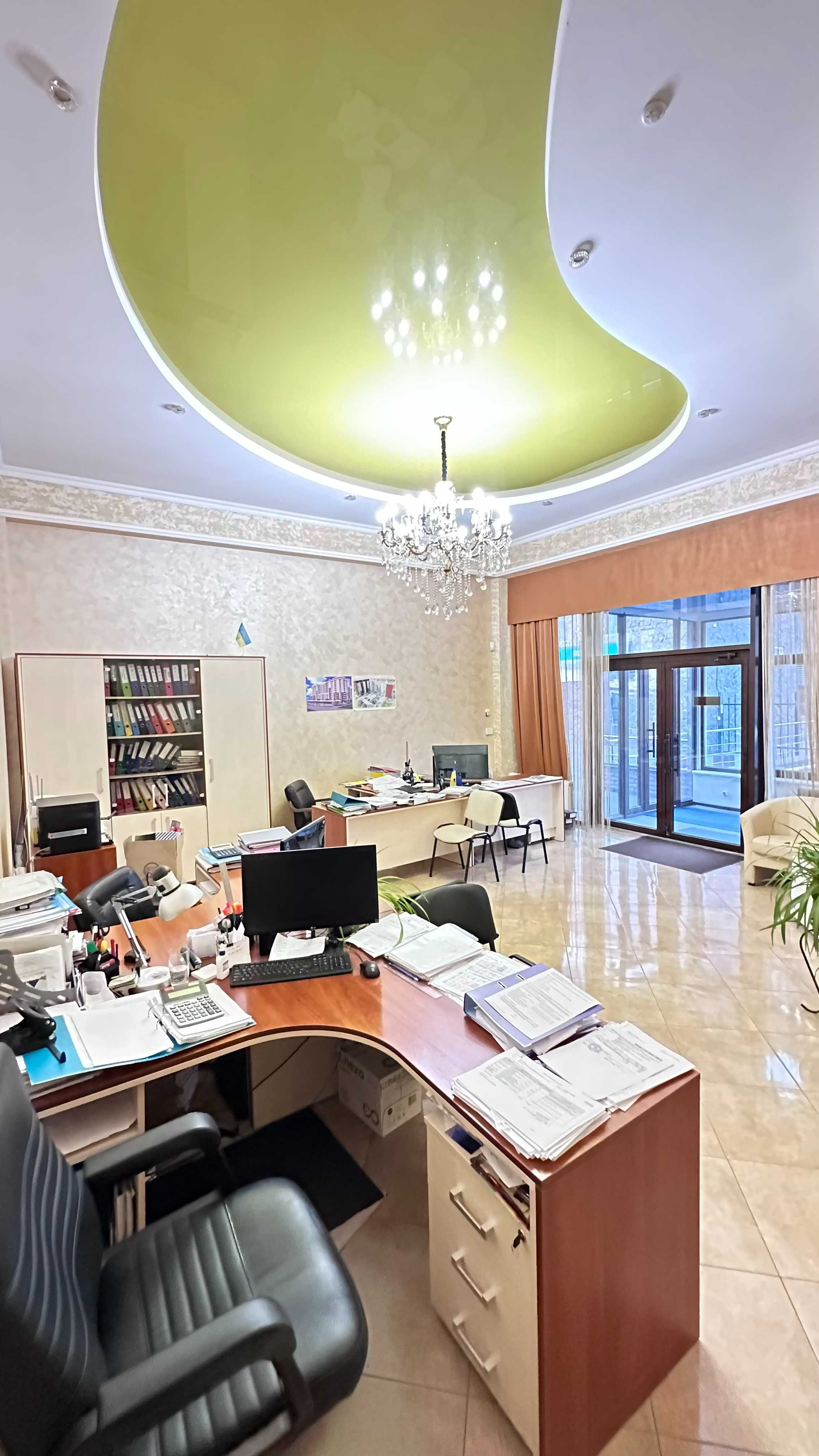 Продаж фасадного приміщення вільного призначення Зарічанська