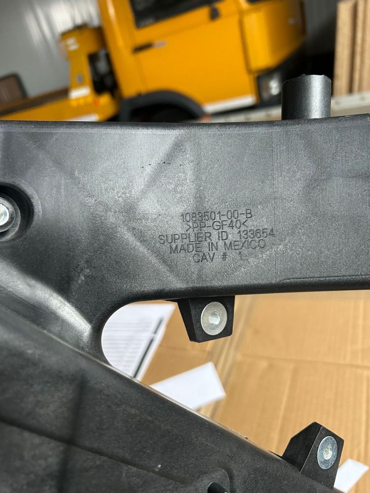 Передня панель радіатора ( телевізор) Tesla M3 - 1110240-00-В, 1083501