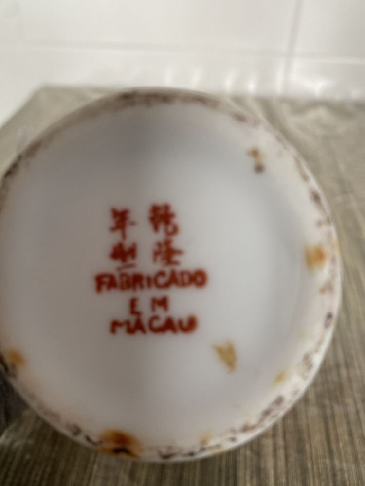 Vaso antigo pequeno com flores entrelaçadas