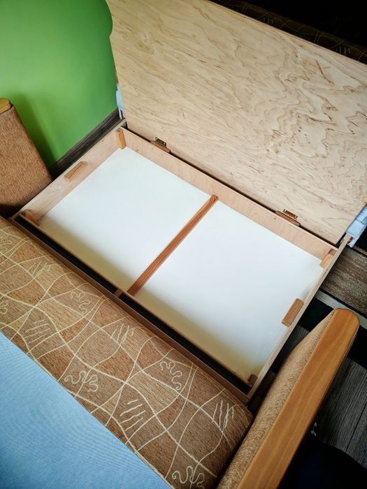 Używana rozkładana sofa z pojemnikiem