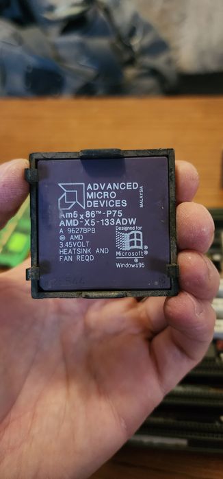 Матеинська плата та AMD Am5x86-P75.  З 2 плашками оператіви