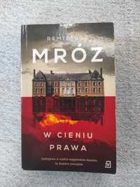 W cieniu prawa - Remigiusz Mróz