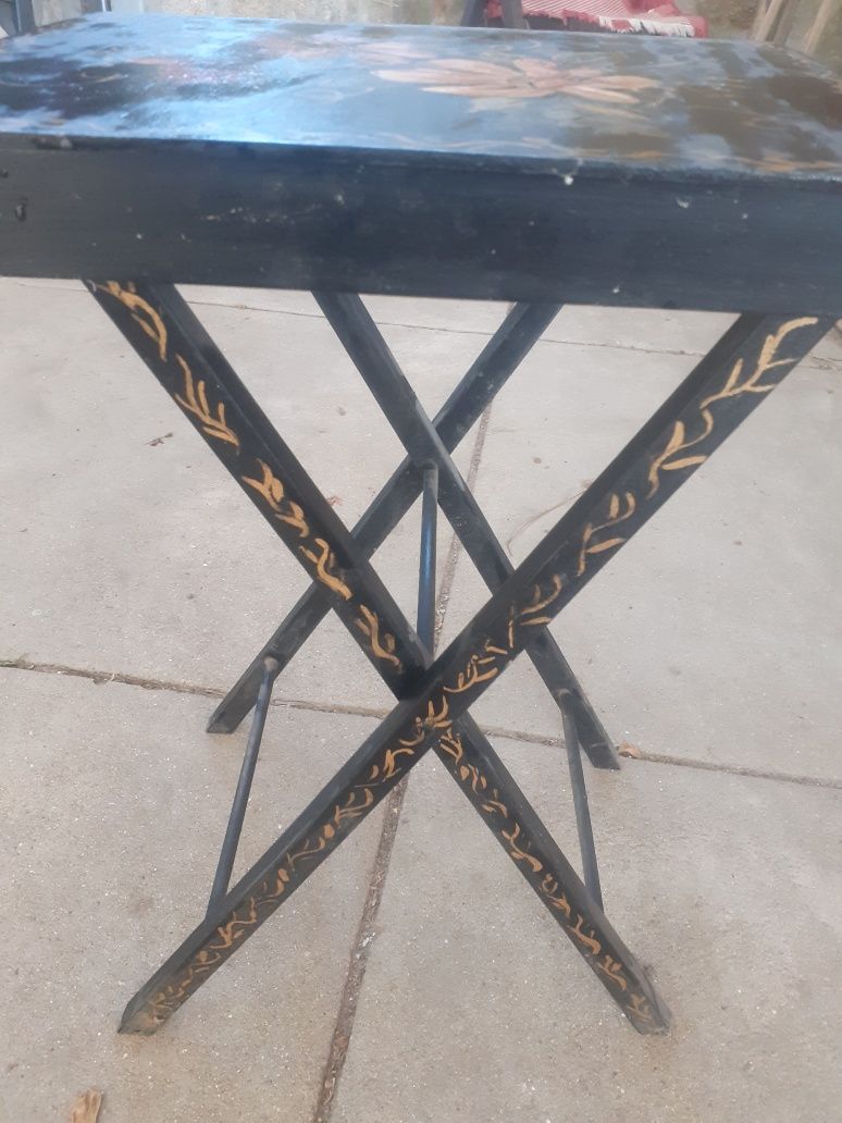 Mesa antiga pintada à mão