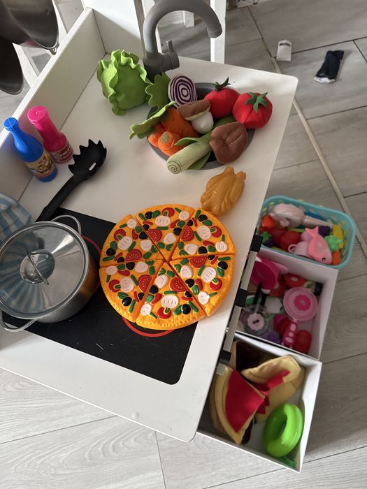 Kuchnia ikea z akcesoriami garnki warzywa owoce pizza ryby duży zestaw