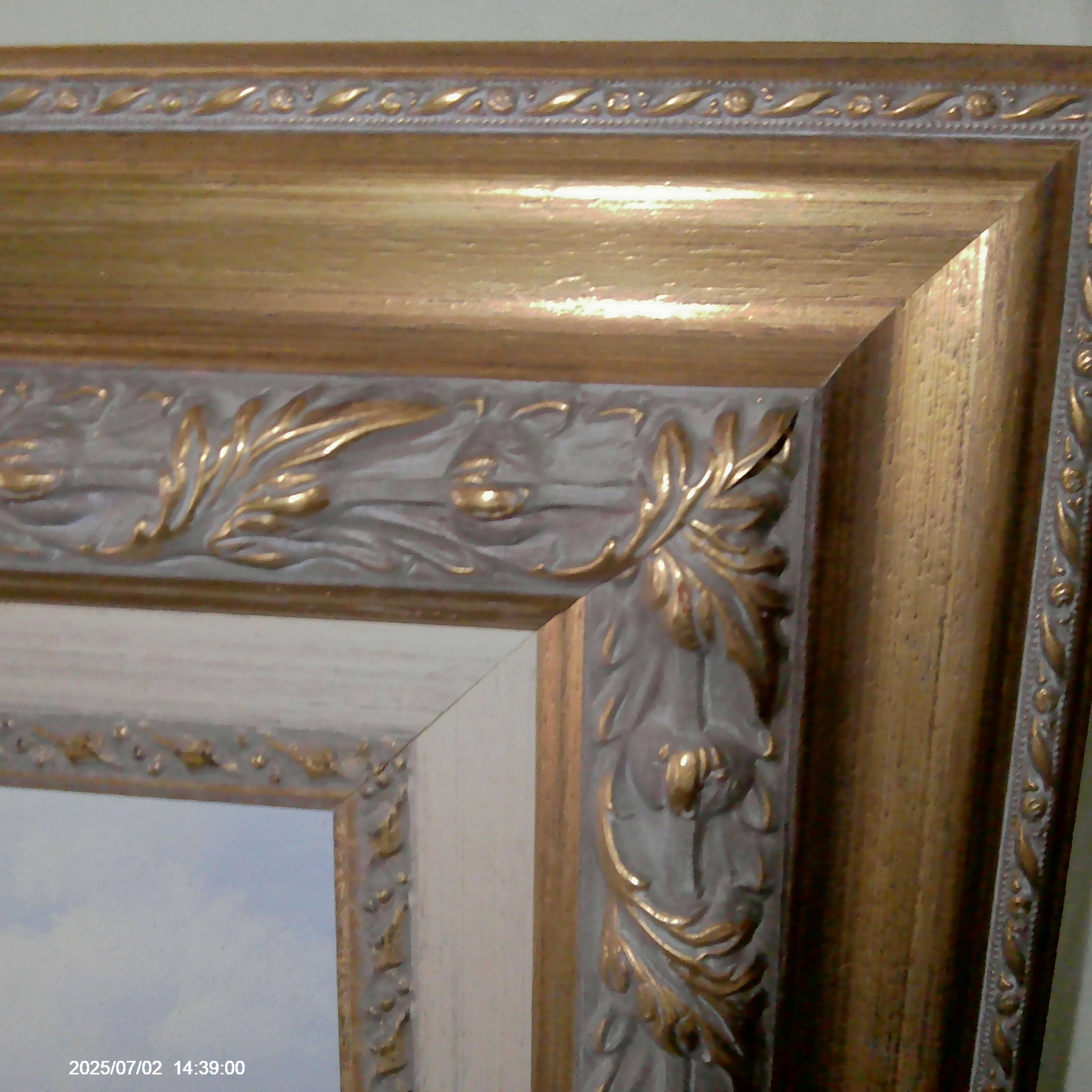 Quadro com moldura dourada