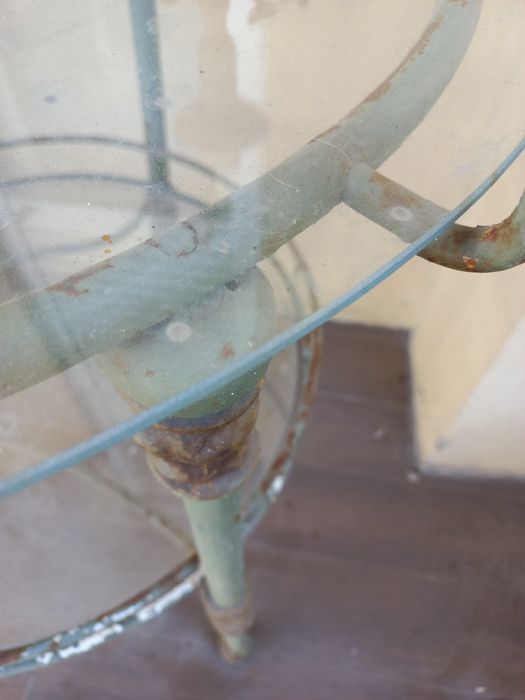 Estrutura de ferro de lavatório antigo