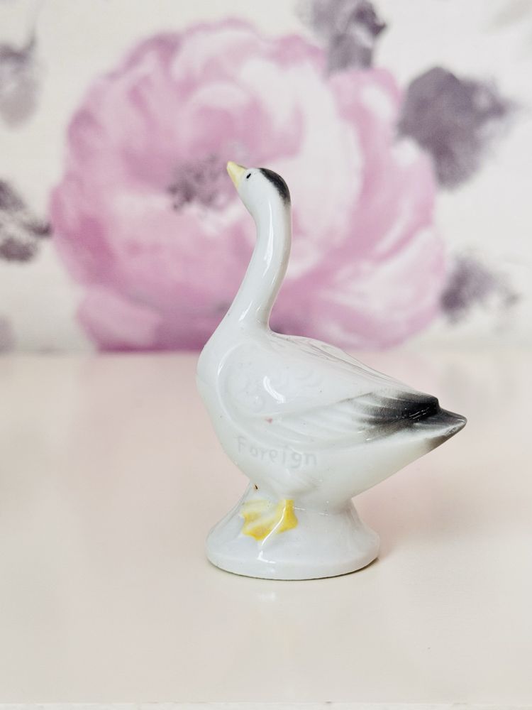 Mała porcelanowa figurka gęsi, figurka gąska