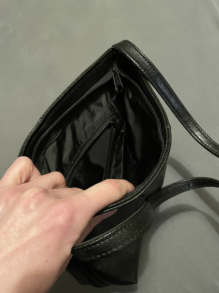 Skórzana, klasyczna, czarna, mała torebka na ramię