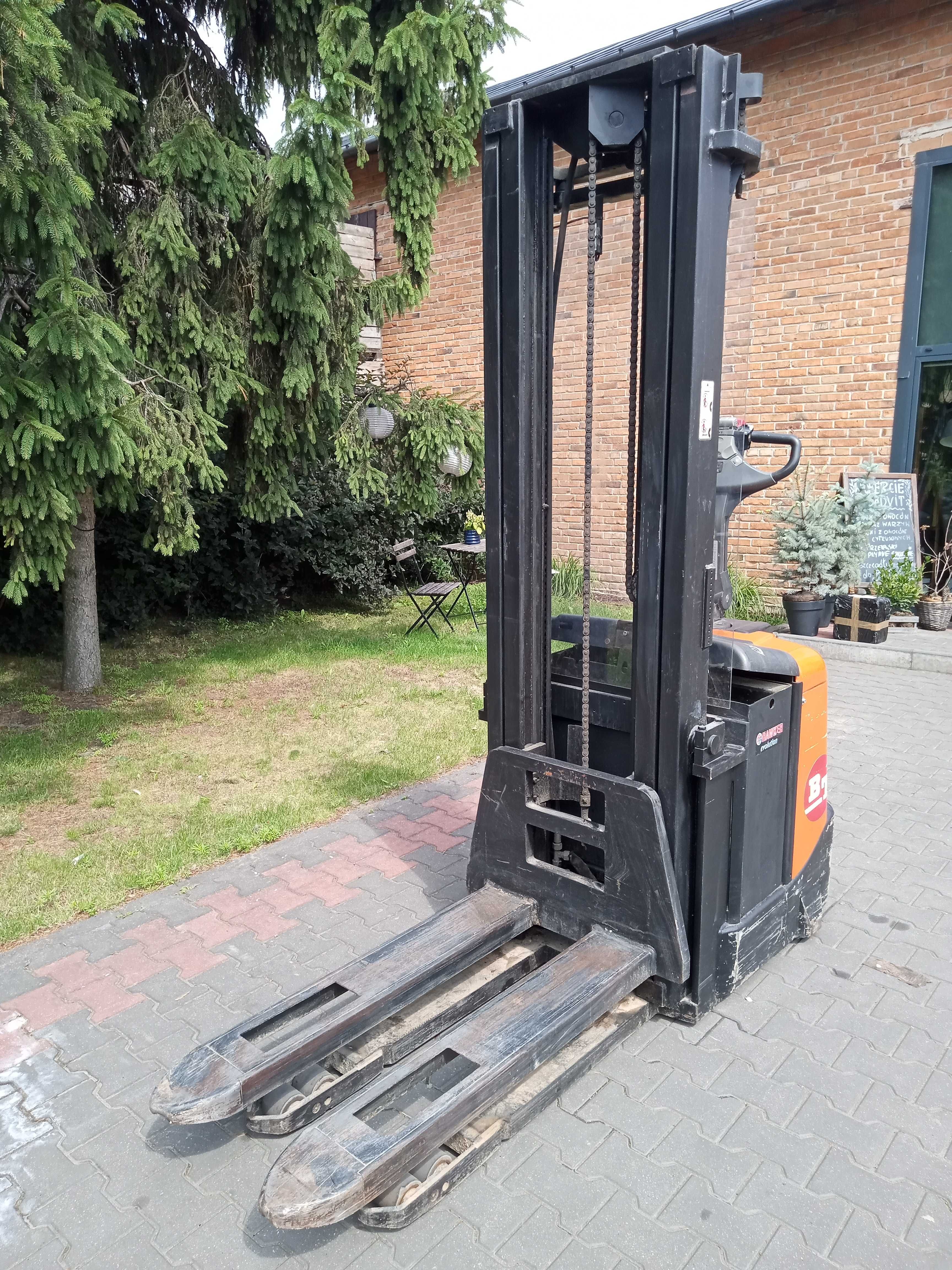 Ręczny wózek BTSPE160 z elektrycznym napędem i mechanizmem podnoszącym