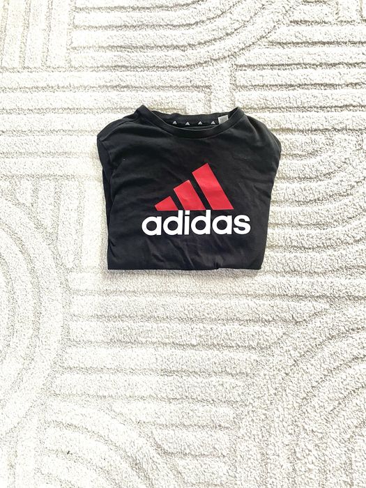 Czarna koszulka adidas z czerwonym logo rozmiar 152cm