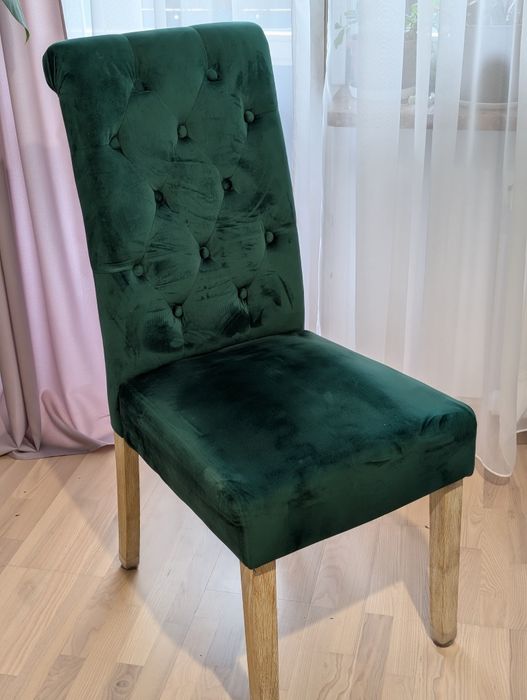 Krzesła zielone welurowe, drewniane nogi