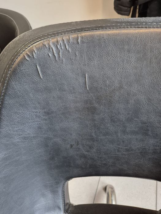 Sprzedam 2 fotele fryzjerskie