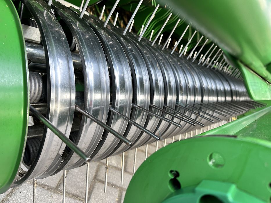 Prasa belująca John Deere 990P  kurtyna z wyrzutem